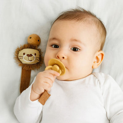 doudou attache tetine safari lion bébé allongé