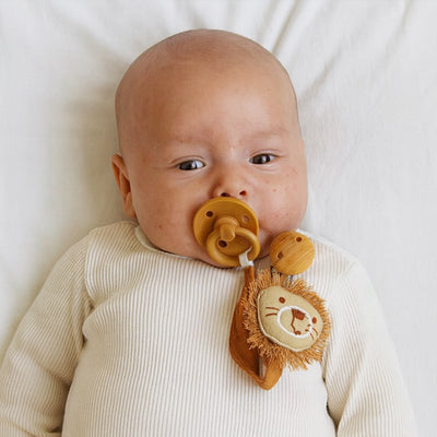 doudou attache tetine safari lion couché