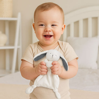 doudou bebe berceau blanc avec bébé assis souriant