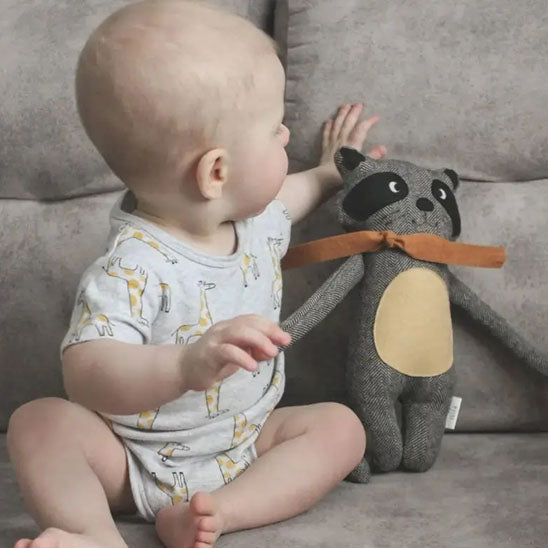 doudou bébé poupée raton bébé assis jouant