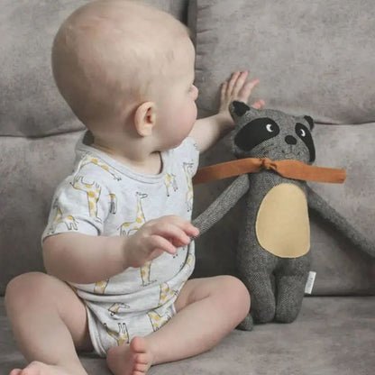 doudou bébé poupée raton bébé assis jouant