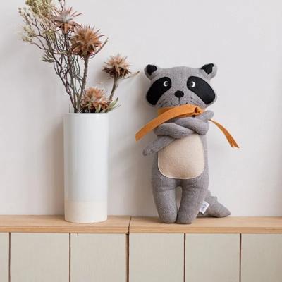 doudou bebe poupée raton présenté debout