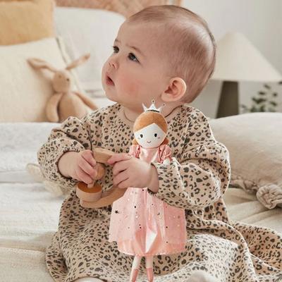 doudou bebe princesse bébé gardant doudou dans son lit