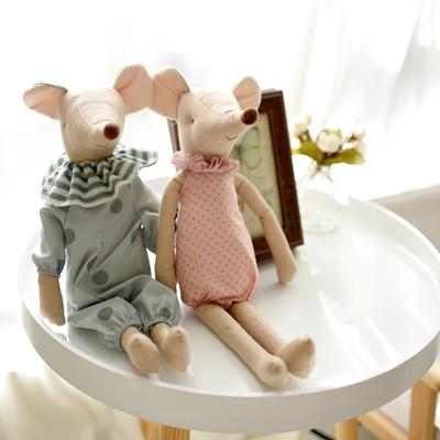 doudou bebe souris rose et vert présenté sur présentoir circulaire