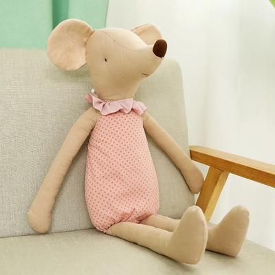 doudou bebe souris rose présenté