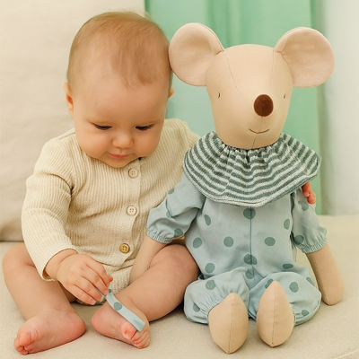 doudou bebe souris vert avec bébé assis
