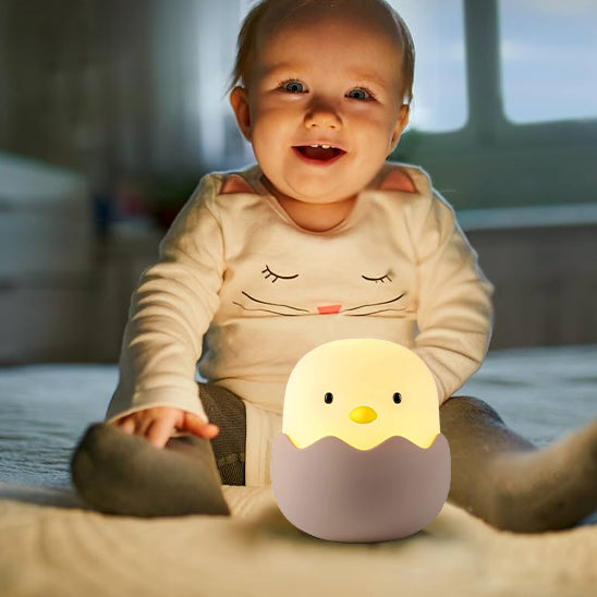 lampe veilleuse bebe poussin en coquille d'œuf enfant assis souriant