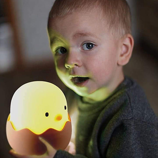 lampe veilleuse bebe poussin en coquille d'œuf enfant gardant veilleuse