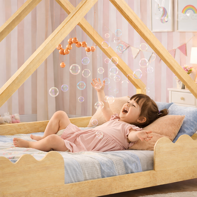 lit au sol bois massif naturel fille s'amuse