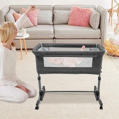 lit bebe cododo gris maman joue avec bébé