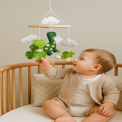 mobile bebe dinosaure vert clair bébé assis