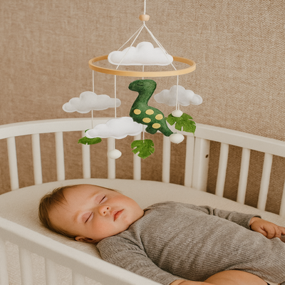 mobile bebe dinosaure vert foncé bébé endormi