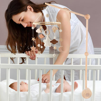 mobile bébé éveil naturel maman avec bébé