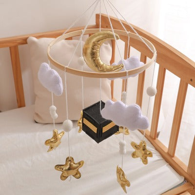 mobile lit bébé ludique lune noire presenté