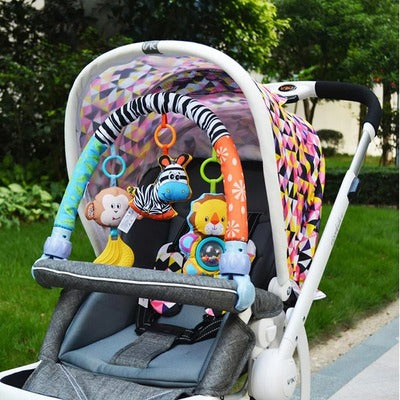 mobile pour bébé arc multicolore dans jardin