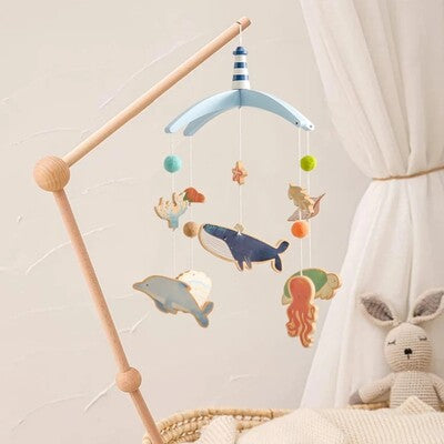 mobile pour lit bebe feutrine baleine bleu installé