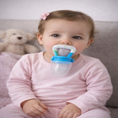 tétine bébé en silicone bleu enfant assis