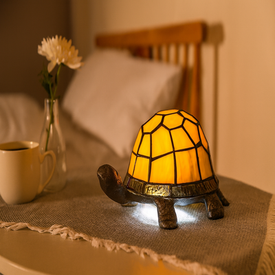 tortue veilleuse style tiffany jaune posée au chevet du lit