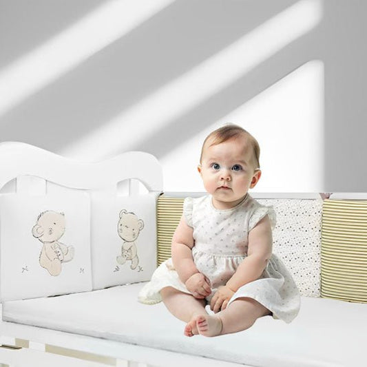 tour de lit bébé avec bébé assis
