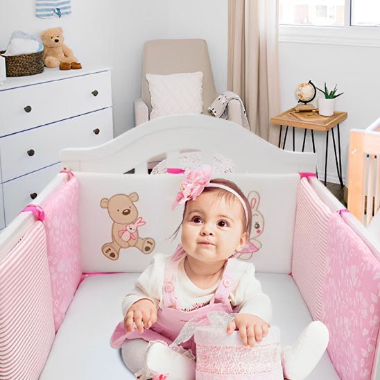 tour de lit bébé avec bébé fille