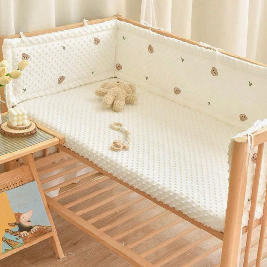 tour de lit bébé cocon douillet ourson dans berceau