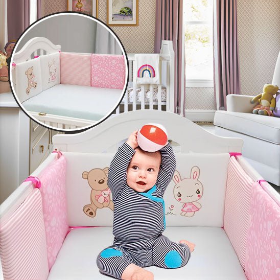 tour de lit bebe dans berceau avec bébé jouant
