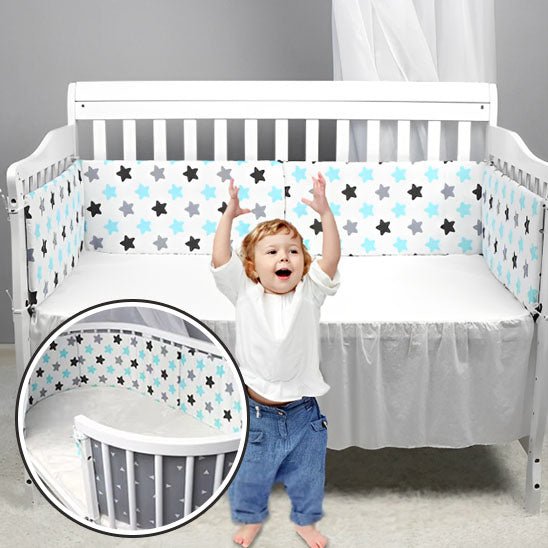 tourde lit bebe étoile avec bébé debout