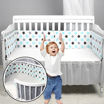 tourde lit bebe étoile avec bébé debout