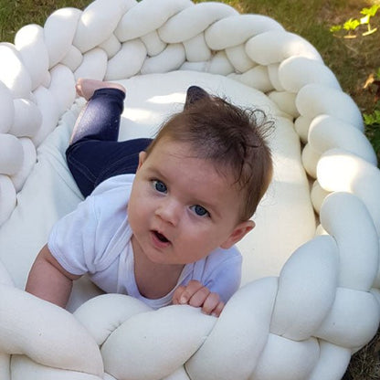 tour de lit tresse avec bébé