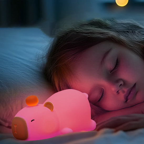 veilleuse bébé capybara enfant couché