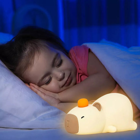 veilleuse bébé capybara enfant dormant avec veilleuse