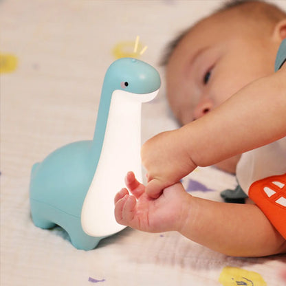 veilleuse bébé dinausore bleu enfant s'amuse avec