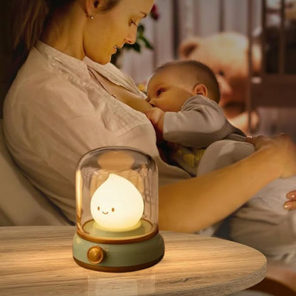 veilleuse bébé flamme vert illumine la chambre et maman allaite enfant