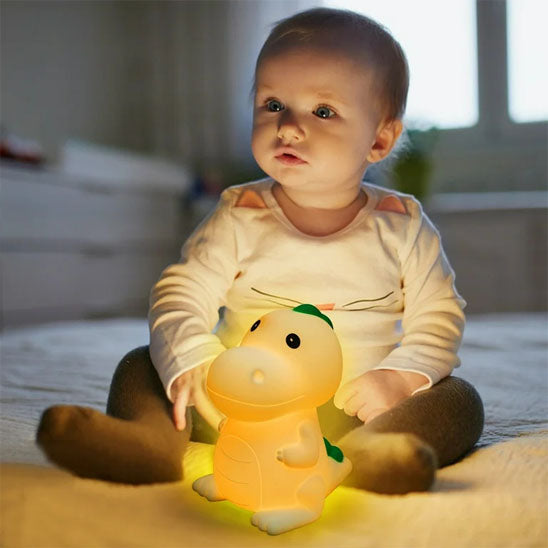 veilleuse bébé led dinosaure bébé assis sur tapis