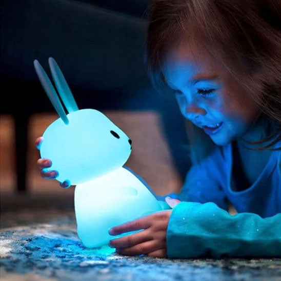 veilleuse lapin anti anxiété lapin avec bébé veilleuse en main